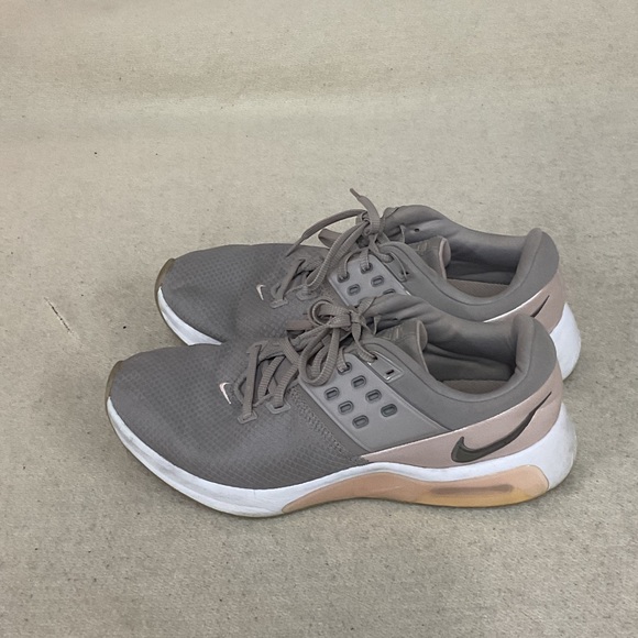 Nike Shoes - EUC Woman’s Nike sneakers